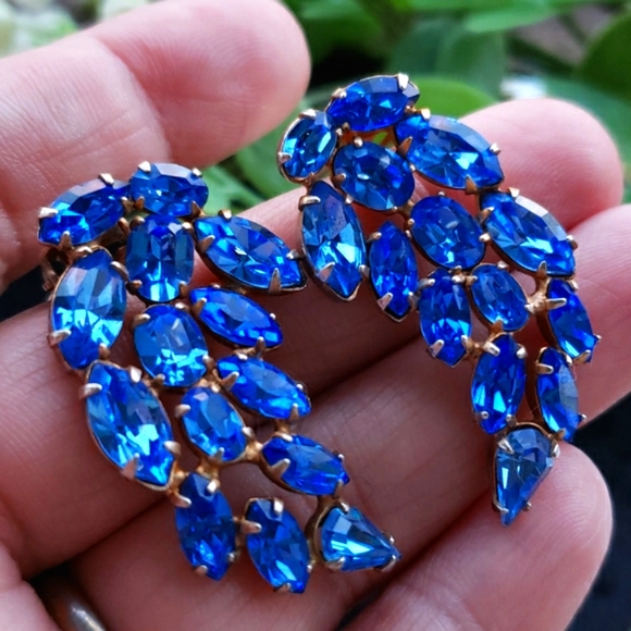 Gorgeous Vintage Authentic Unsigned Schreiner Blue Rhinestone Spray Earrings - Picture 4 of 17